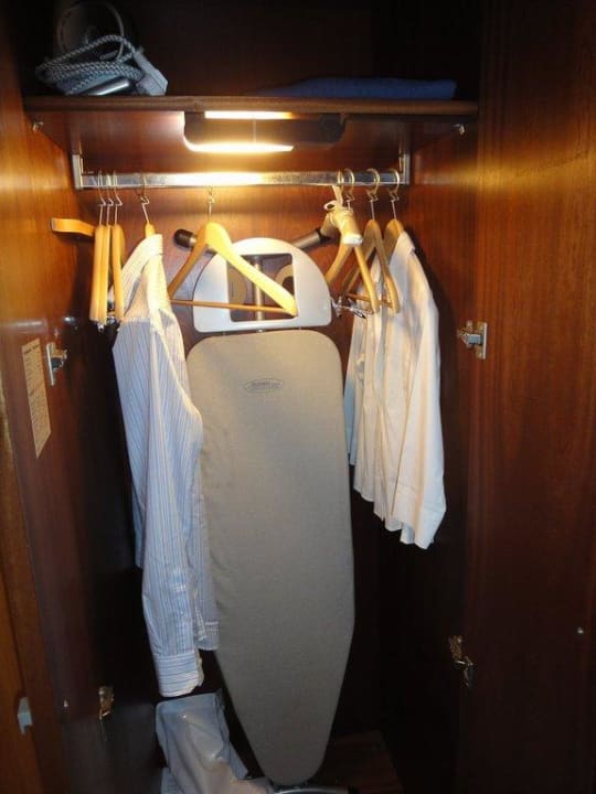 Kleiderschrank Zimmer 819 Crowne Plaza Düsseldorf-Neuss