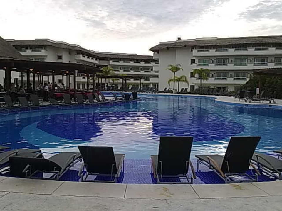 Großer Pool BlueBay Grand Esmeralda