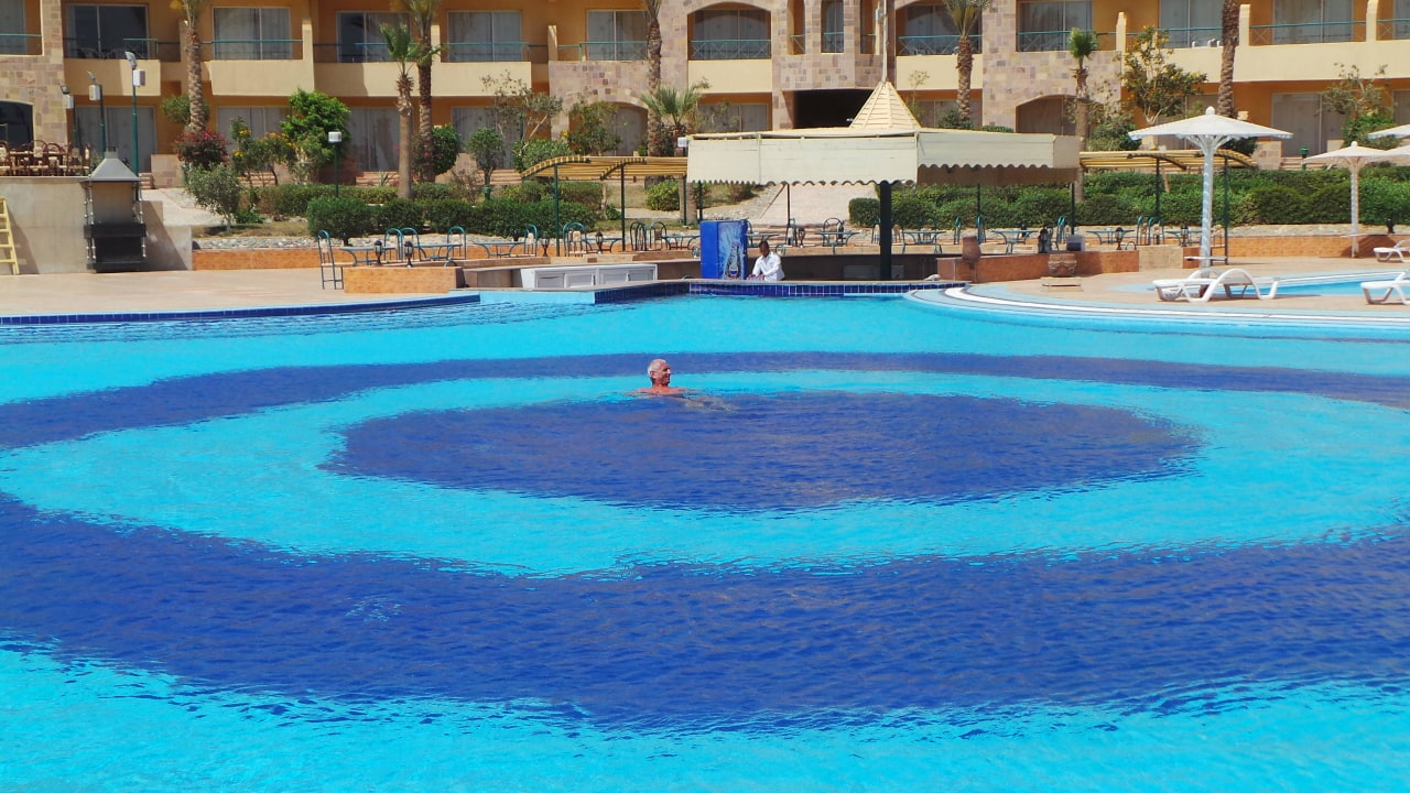 Hauptpool : im April - fast alleine Utopia Beach Club