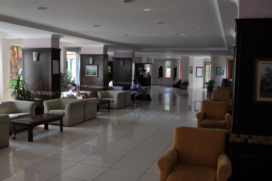 Hoteleingang Club Turtas Beach Hotel