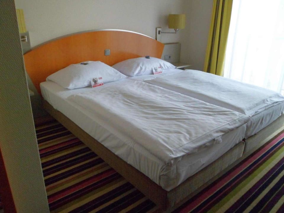 Blick ins ZImmer H+ Hotel Köln Hürth