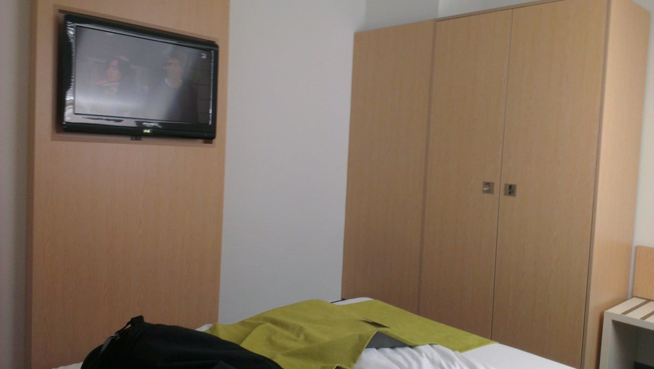 Schlafzimmer mit großem TV Mercure Hotel Severinshof Köln City