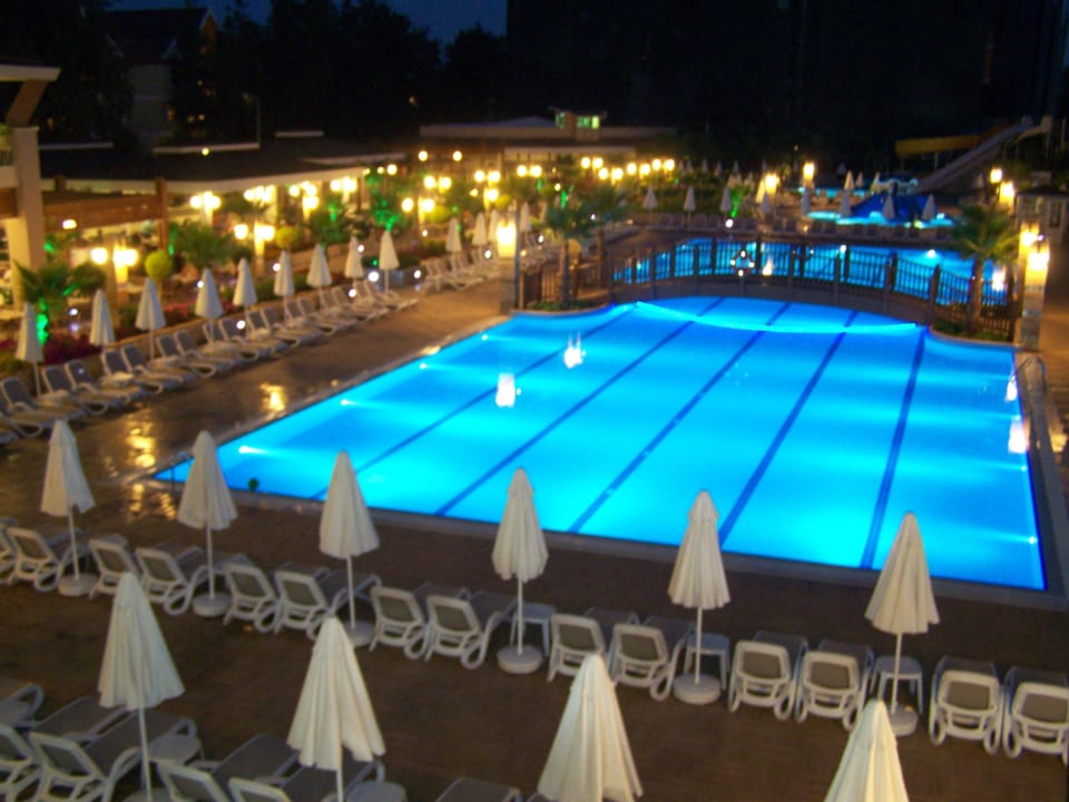 Pool bei Nacht Dizalya Palm Garden