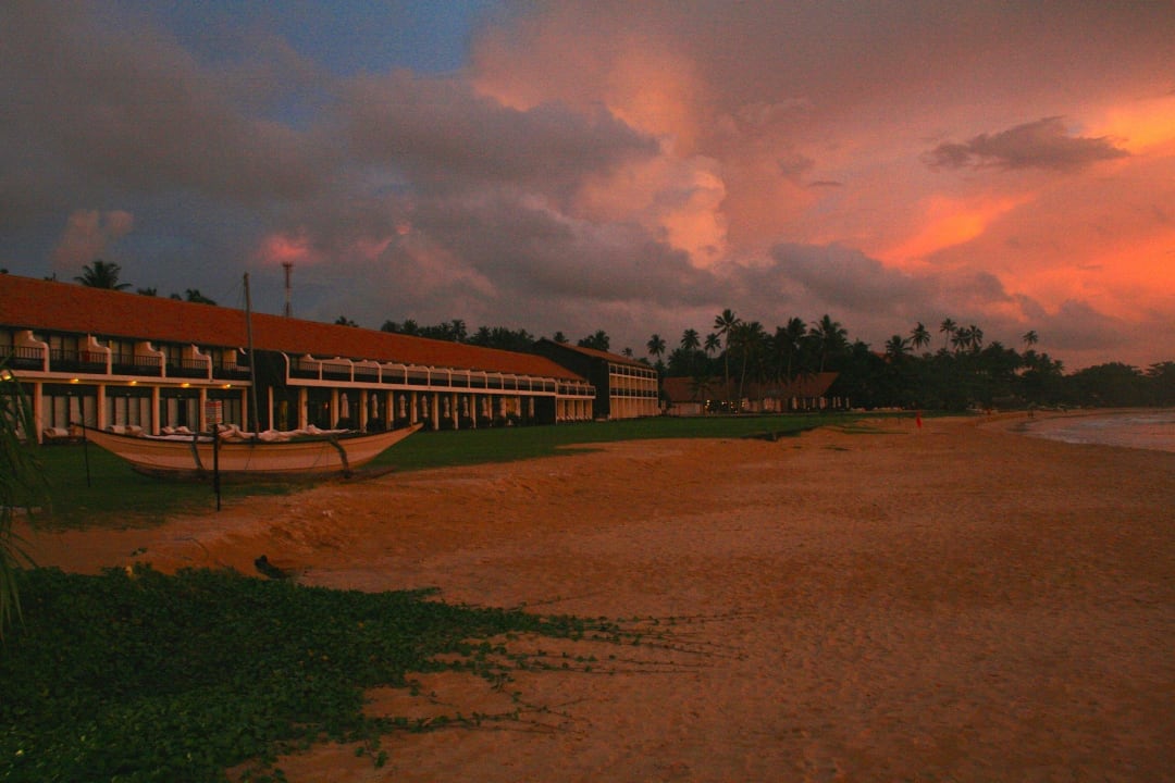 Hotel + Strand + Sonnenuntergang EKHO Surf