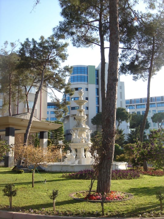 Před vstupem do hotelu Papillon Ayscha