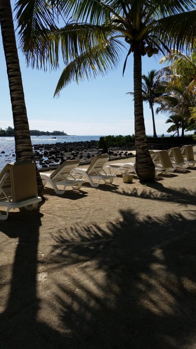 Reichlich freie Strandliegen überall Shandrani Beachcomber Resort & Spa