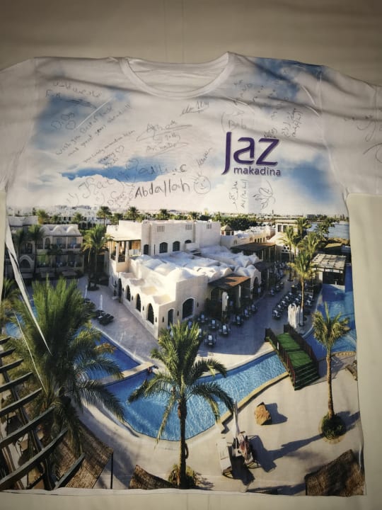 Ein Souvenir mit den Unterschriften von allen Jaz Makadina