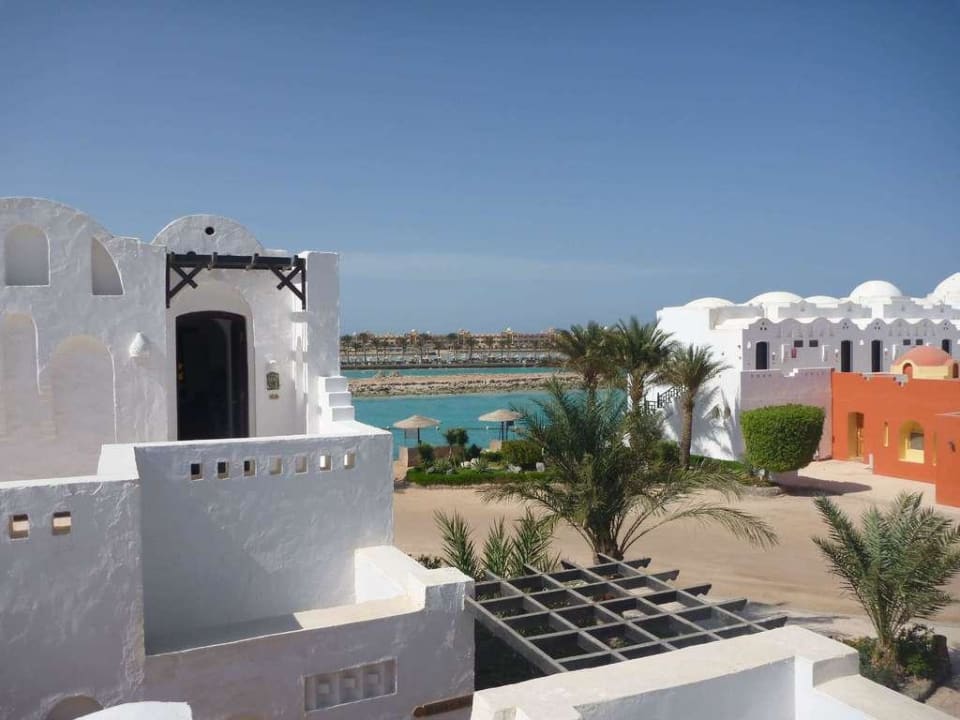 Blick von unserem Zimmer auf den Hotelstrand Arabella Azur Resort