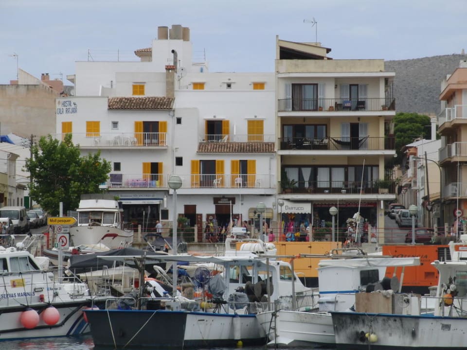 Blick aufs Hostal von der Hafenpromenade Hostal Cala Ratjada