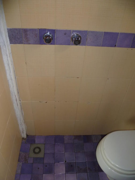 Toilette und Dusche in einem Rosapineta Camping Village