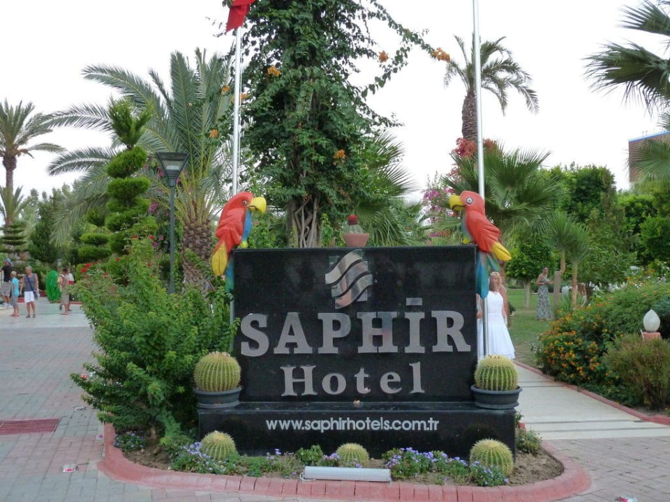 Einfahrt Hotelareal Saphir Hotel & Villas