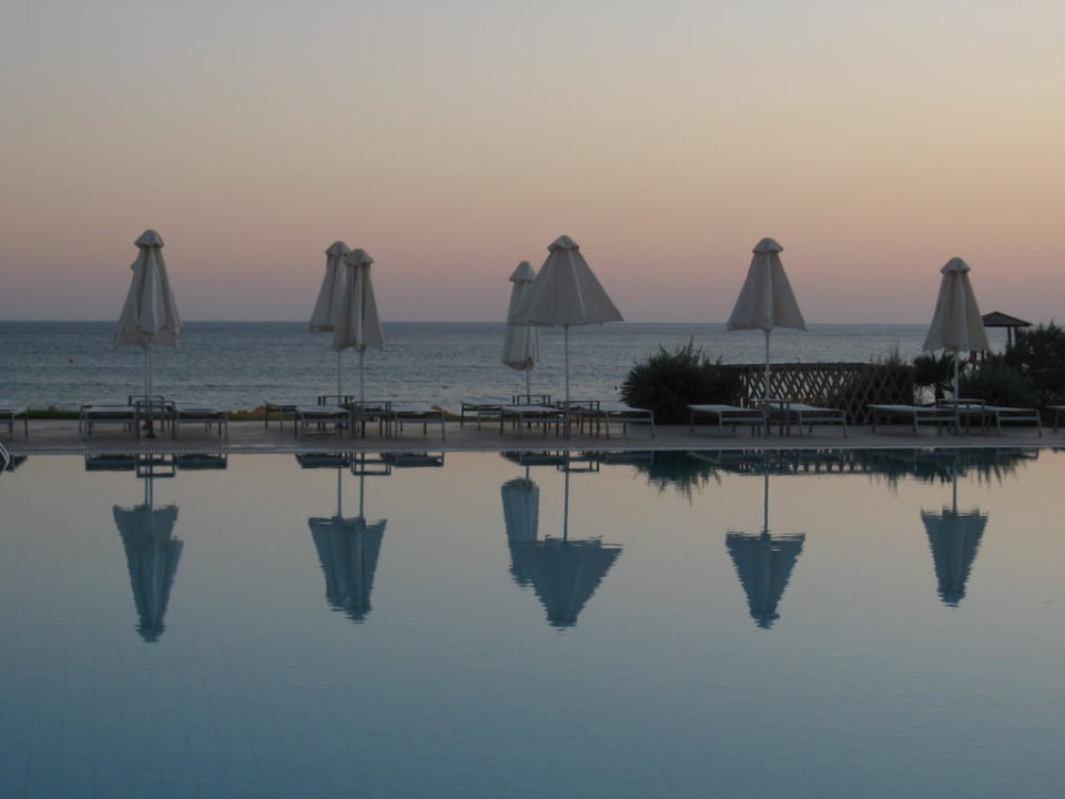Poolambiente bei Sonnenuntergang Atlantica Mikri Poli Crete