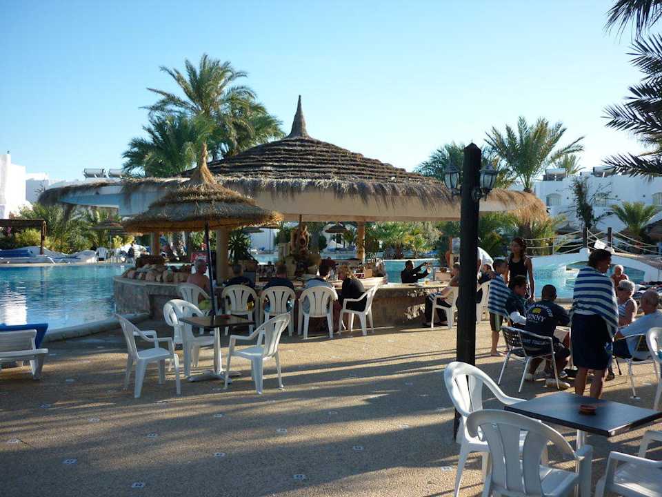 Mittags am Pool Hotel Fiesta Beach Djerba