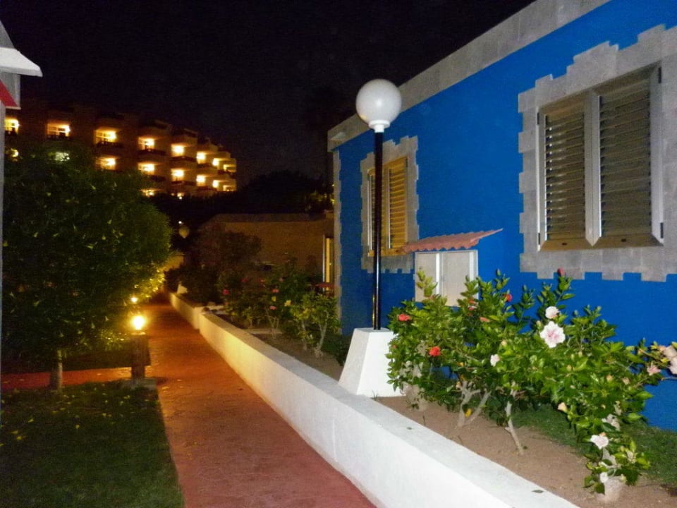Bungalow bei Nacht HL Miraflor Suites Hotel