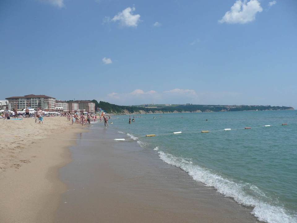 Widok na hotel z plaży Sol Luna Bay