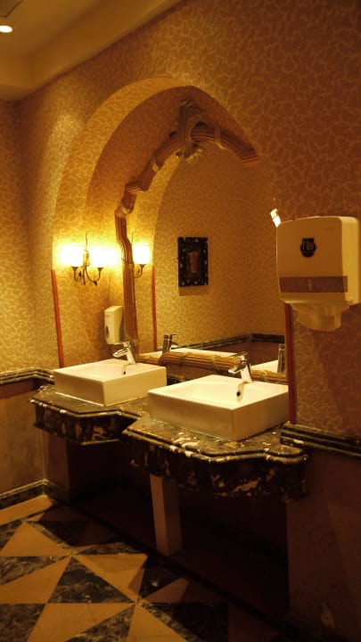 Umývárna na toaletách v lobby Sentido Caribbean World Soma Bay