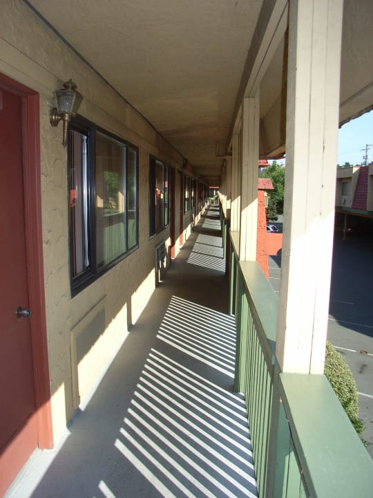 Außenflur Econo Lodge & Suites