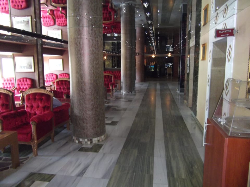 Mit Blick zur Rezeption Ikbal Deluxe Hotel Istanbul