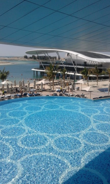 Blick auf die Pearls Bar Conrad Abu Dhabi Etihad Towers