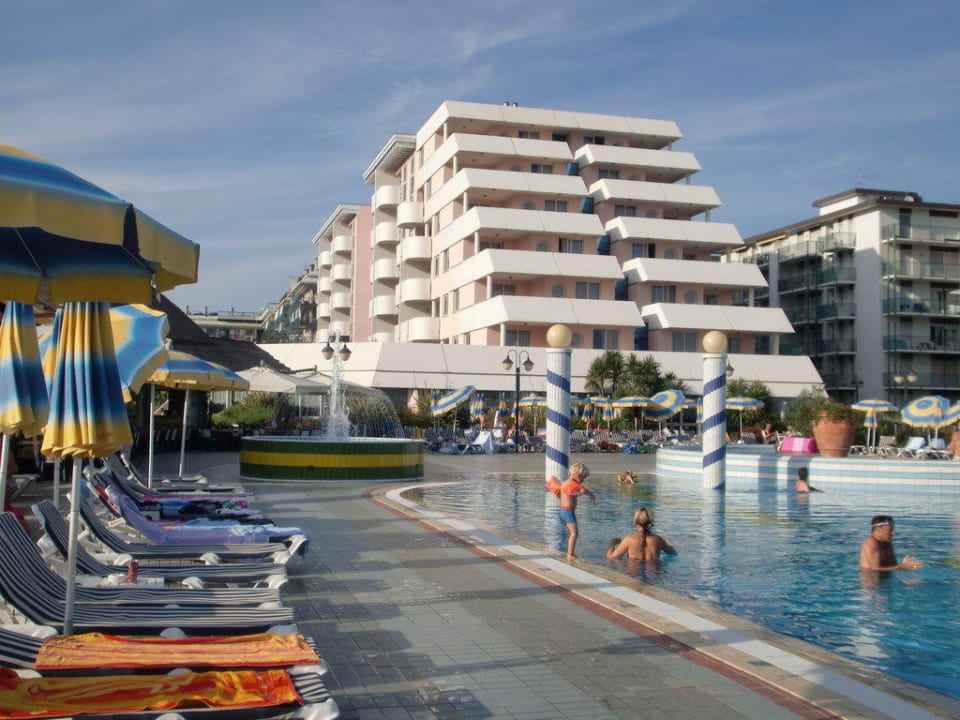 Poolanlage Aparthotel Holiday