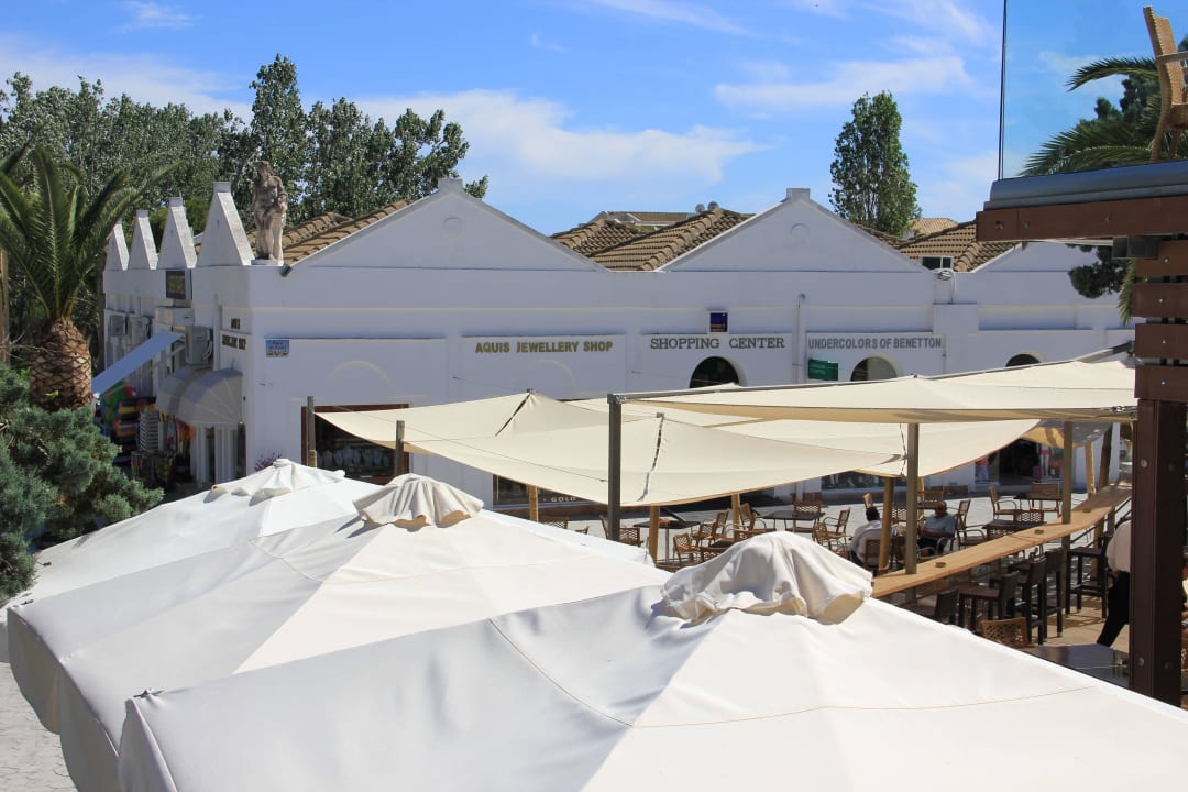 Blick auf´s Shopingcenter Sandy Beach Resort