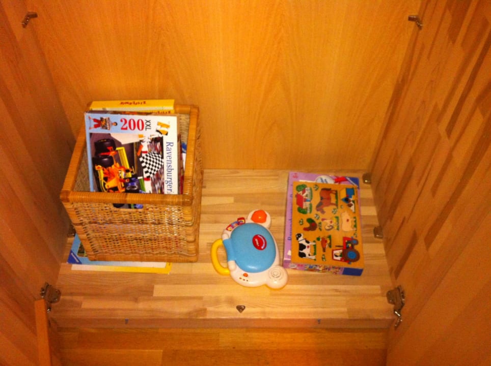 Spielsachen im Schrank unseres Ostzimmers Hotel Hofgut Tiergarten