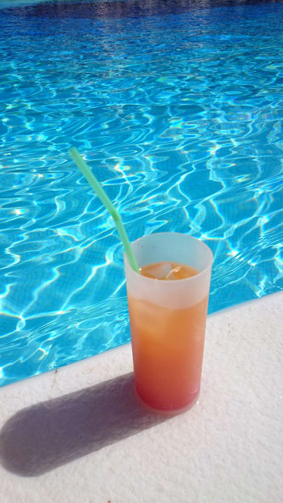 Cocktail an der Pool Bar Princess Andriana Resort & Spa