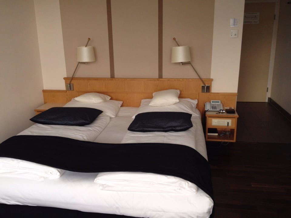 King-Size Bett Mövenpick Hotel Nürnberg Airport