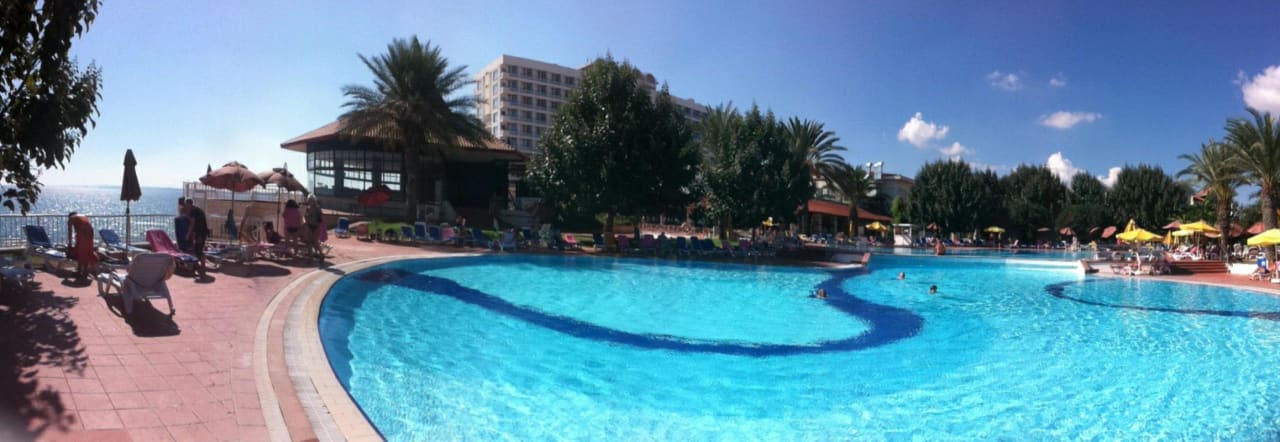 Sehr schöne Poolanlage Salamis Bay Conti Resort Hotel & Casino