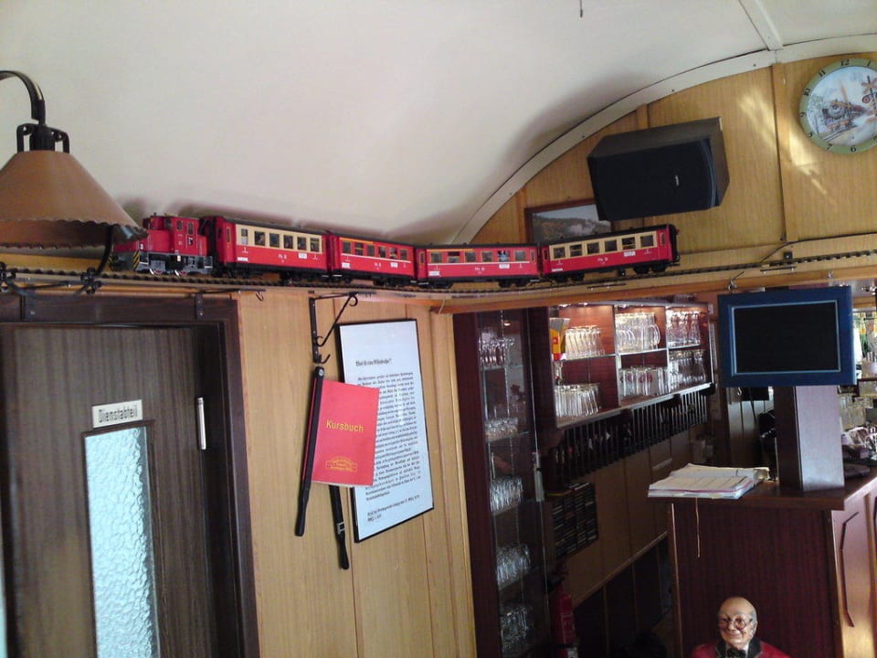 Eisenbahnanlage an der Wand Wolkensteiner Zughotel