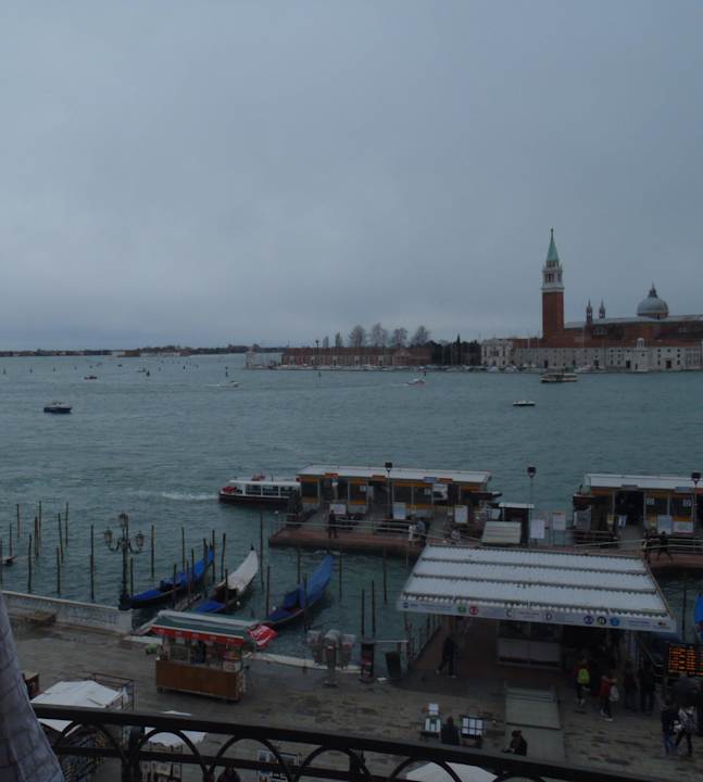 Вид из окна номера 3-го этажа на остановку Hotel Savoia & Jolanda