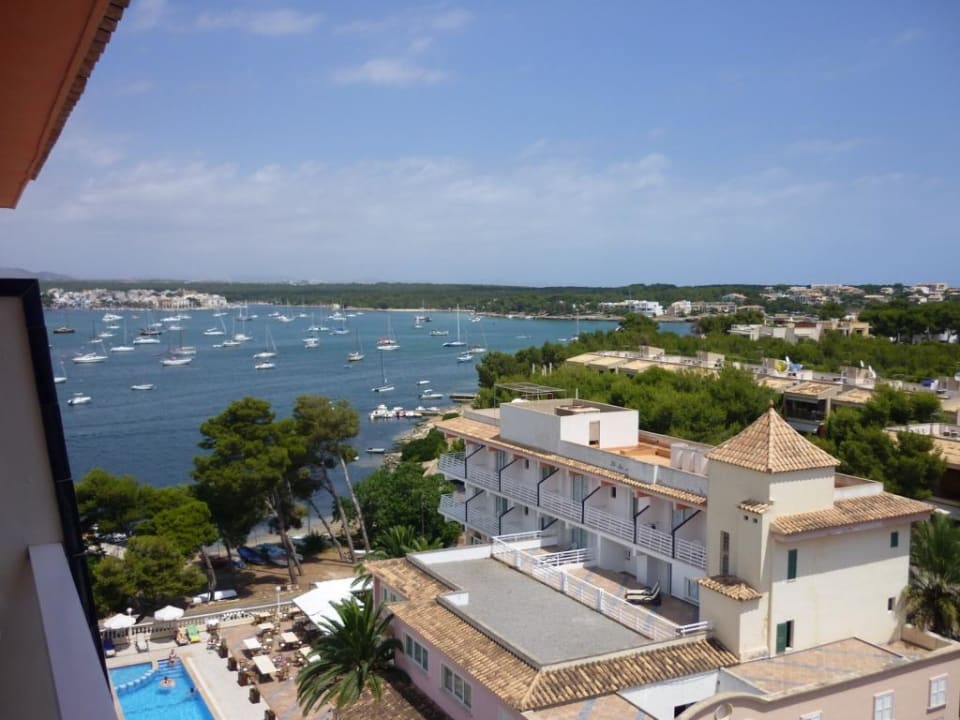 Blick auf ein Nebengebäude und die Bucht Smy Portocolom