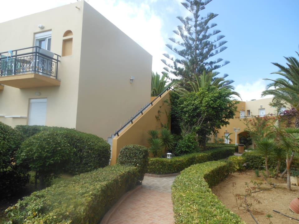 Aussenansicht und Garten Vantaris Luxury Beach Resort