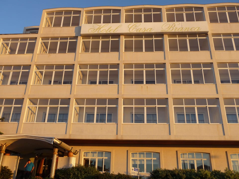 Vorderansicht mit Haupteingang am Abend Golden Tulip Porto Gaia Hotel & Spa