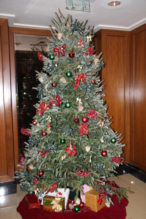 Weihnachtsbaum vor den Liften Hotel The Peninsula Bangkok