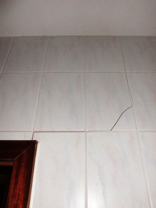 Gerissene Fliesen über der Badtür Hotel Schöne Aussicht