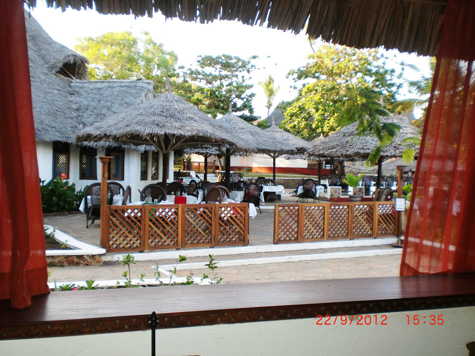 Sicht vom Bar zum Restaurant  Karafuu Beach Resort & Spa