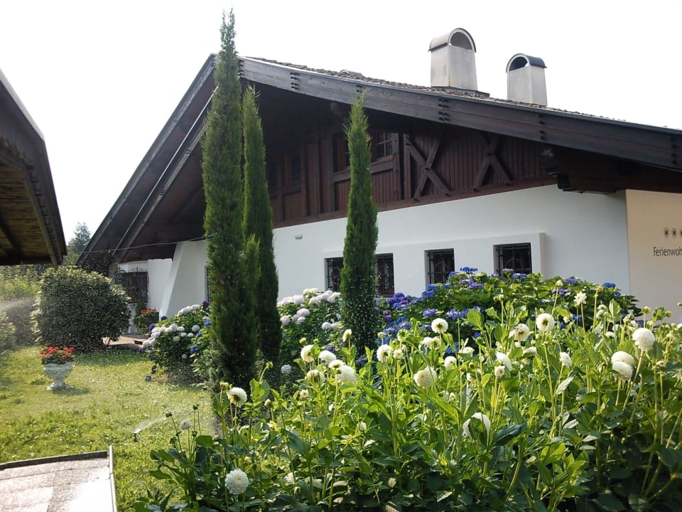 Gepflegter Garten hinter der Villa Lamprecht Appartements Villa Fortuna