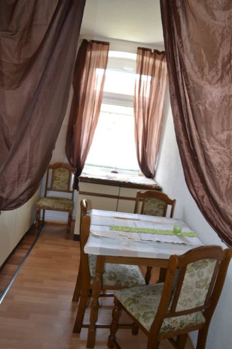 Küche (Sitzgelegenheit und ausklappbarer Tisch) Ferienwohnung Gut Geschlafen