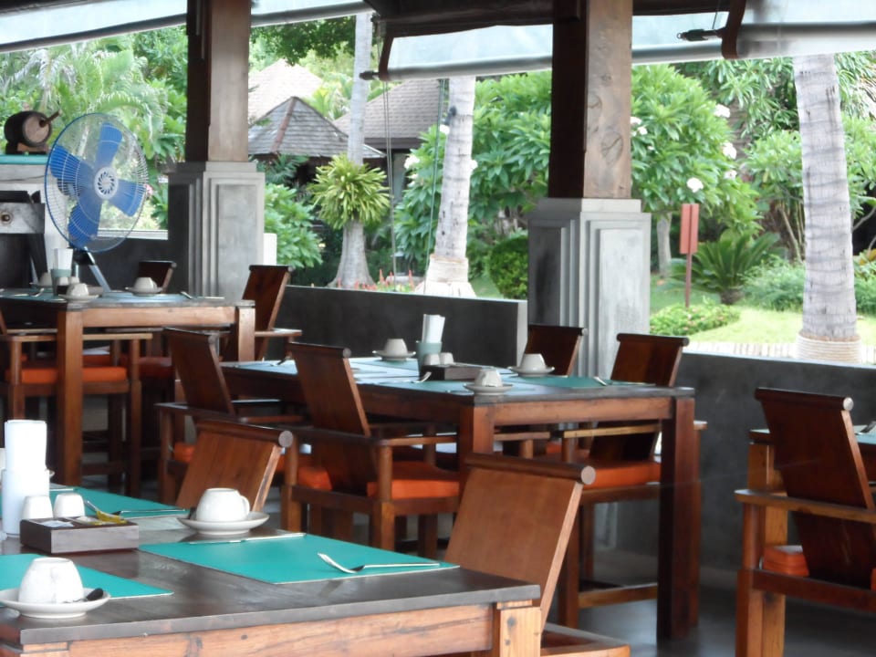 Śniadania w otwartym pawilonie The Fair House Beach Resort