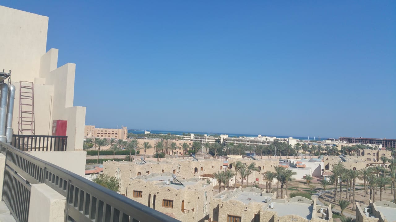 Ausblick vom Dachpool auf die Umgebung  Steigenberger Aqua Magic