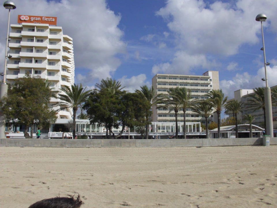Blick vom Strand auf´s Hotel Hotel HM Gran Fiesta
