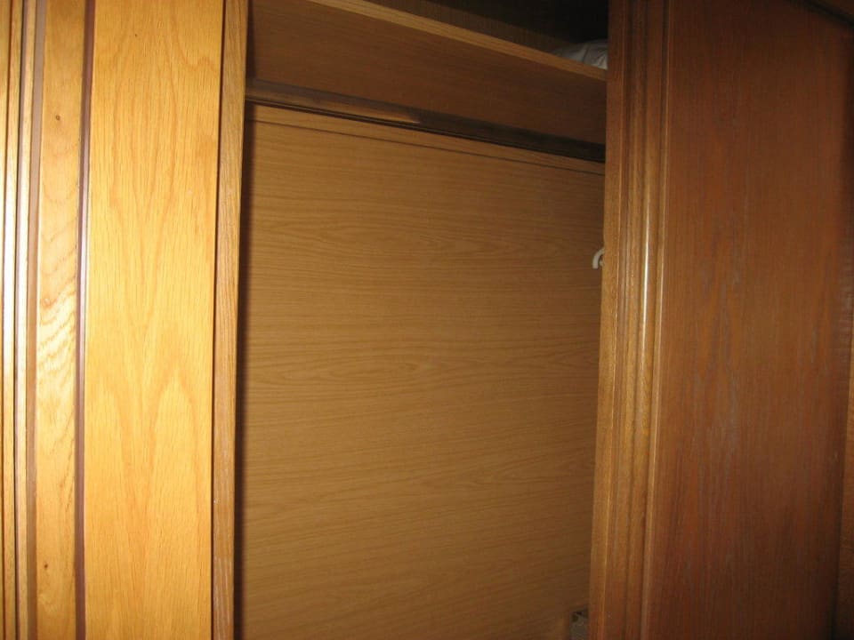 Veralteter Kleiderschrank Vantaris Palace