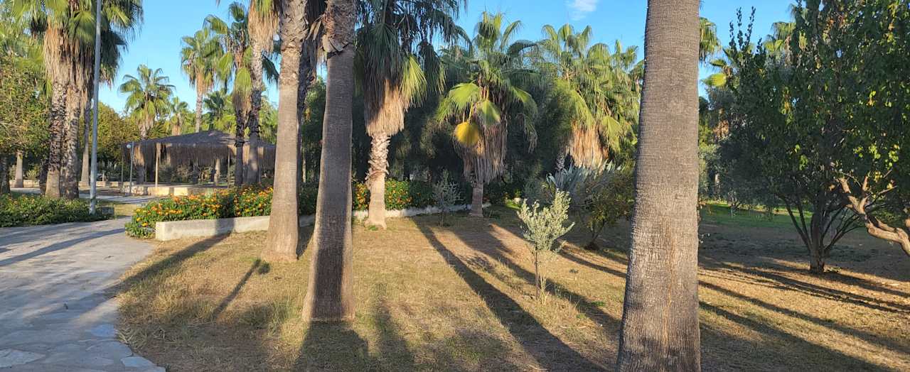 Strand Club Grand Side