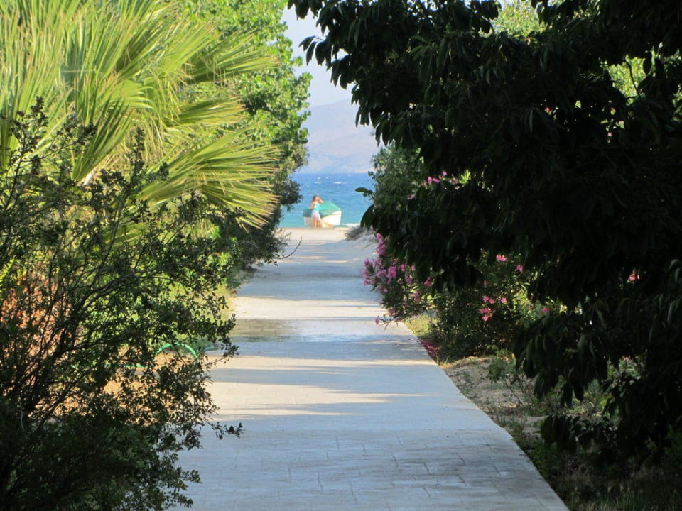 Weg zum Strand Caravia Beach Hotel