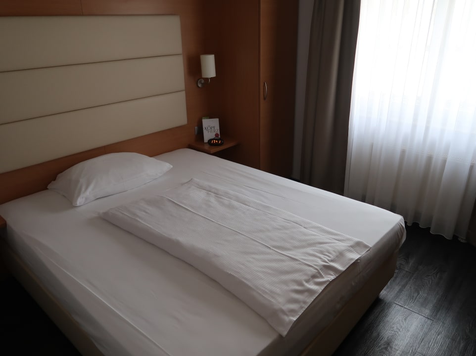 Einzelzimmer - wenig Stecker! PLAZA INN Heilbronn