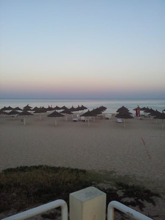 Aussicht vom Pool auf den Hotelstrand Omar Khayam Resort & Aquapark