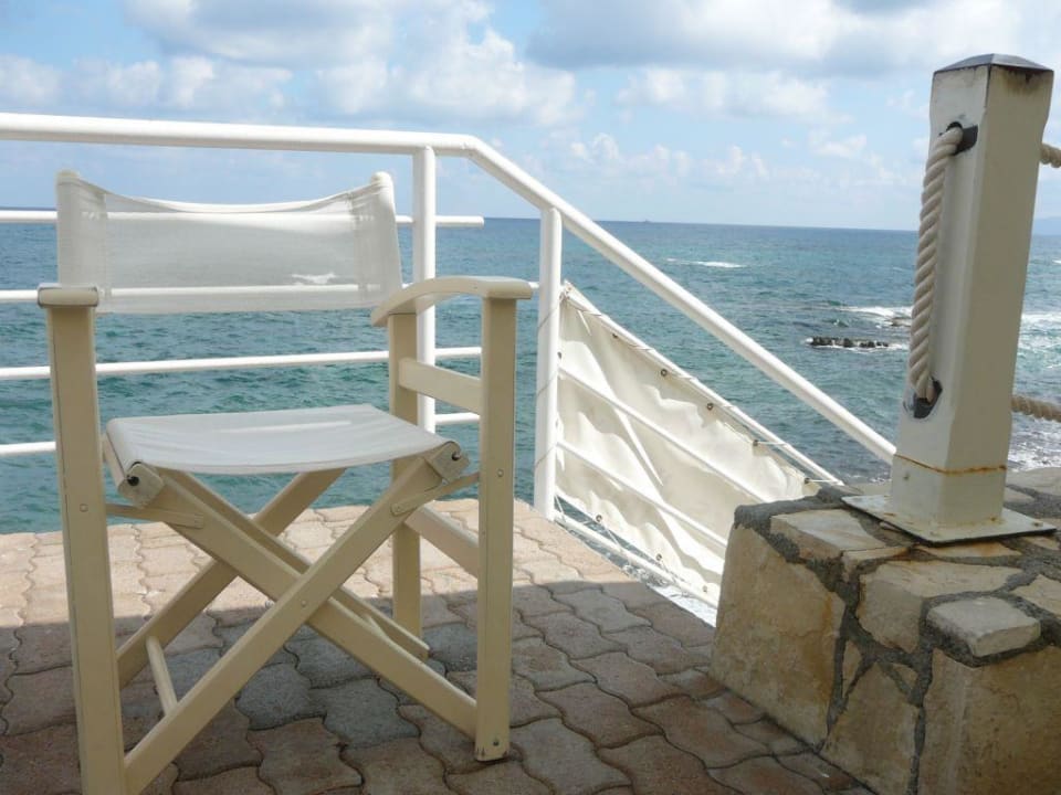 Schody do ciepłego morza Glaros Beach Hotel