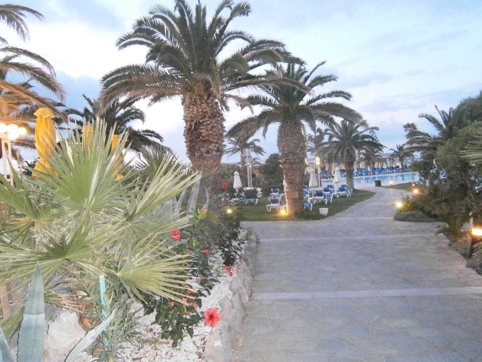 Schön angelegte Wege Lyttos Beach Hotel