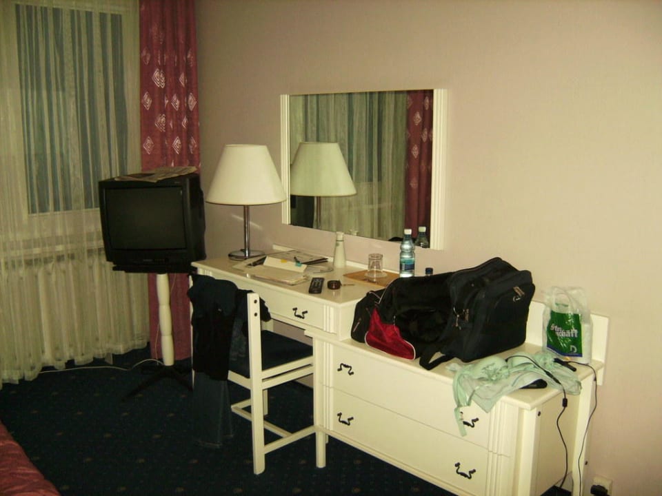 Zimmer der 1. Übernachtung, etwas billige Farben Hotel Gromada Piła